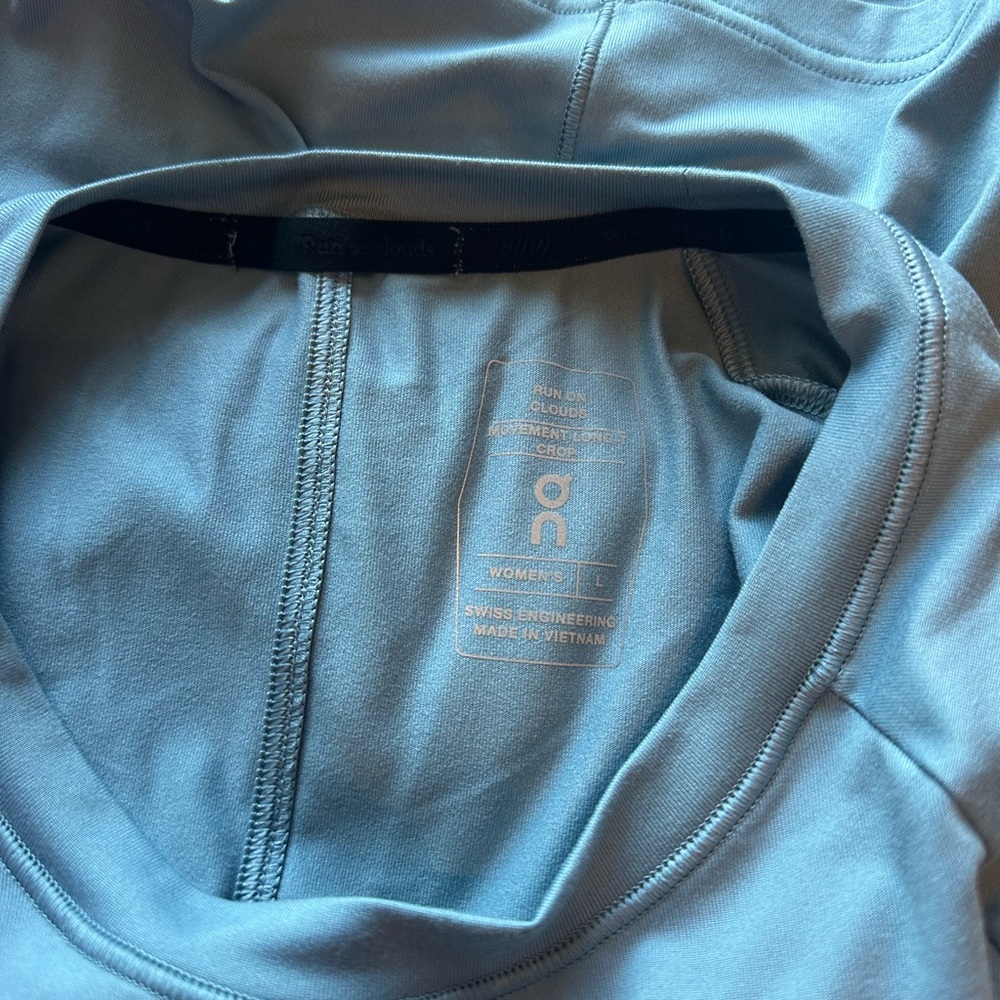 On Cloud Running Women's Long-Sleeve Crop Tee in Dusty Blue - Picture 6 of 7